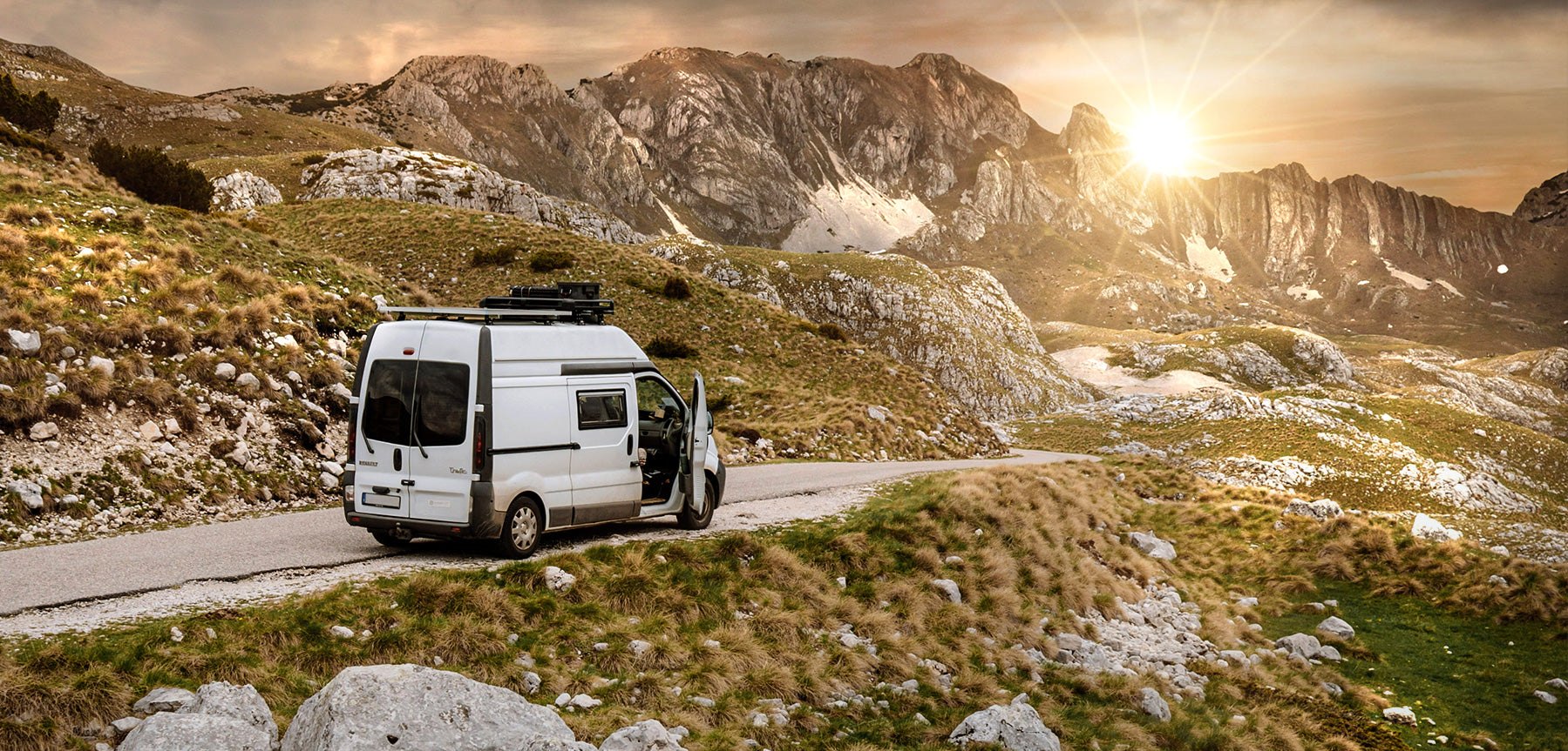 Zahnputzpulver ist perfekt für Outdoor und Camping - mit dem Camper "Heinz" auf europaweiter Tour.